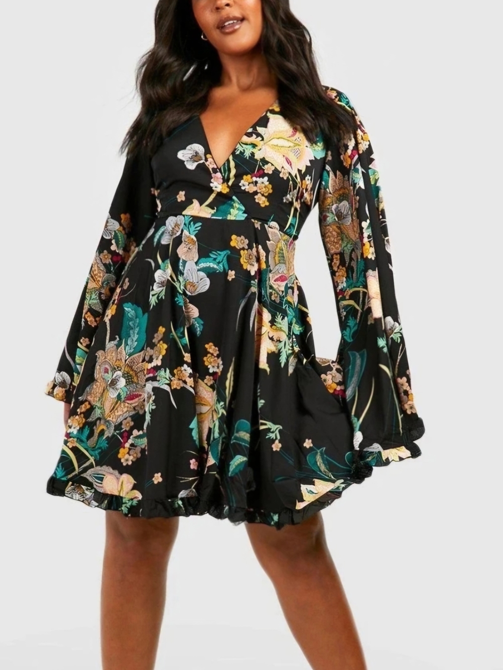 BooHoo Floral Plus Size Dress. Wide Bell Sleeve And Black Flower Print. Size 18
